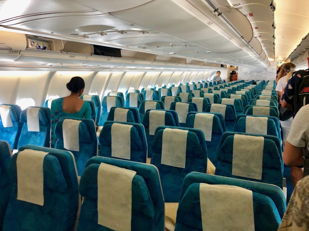 飛行機の機内のエコノミークラスの座席