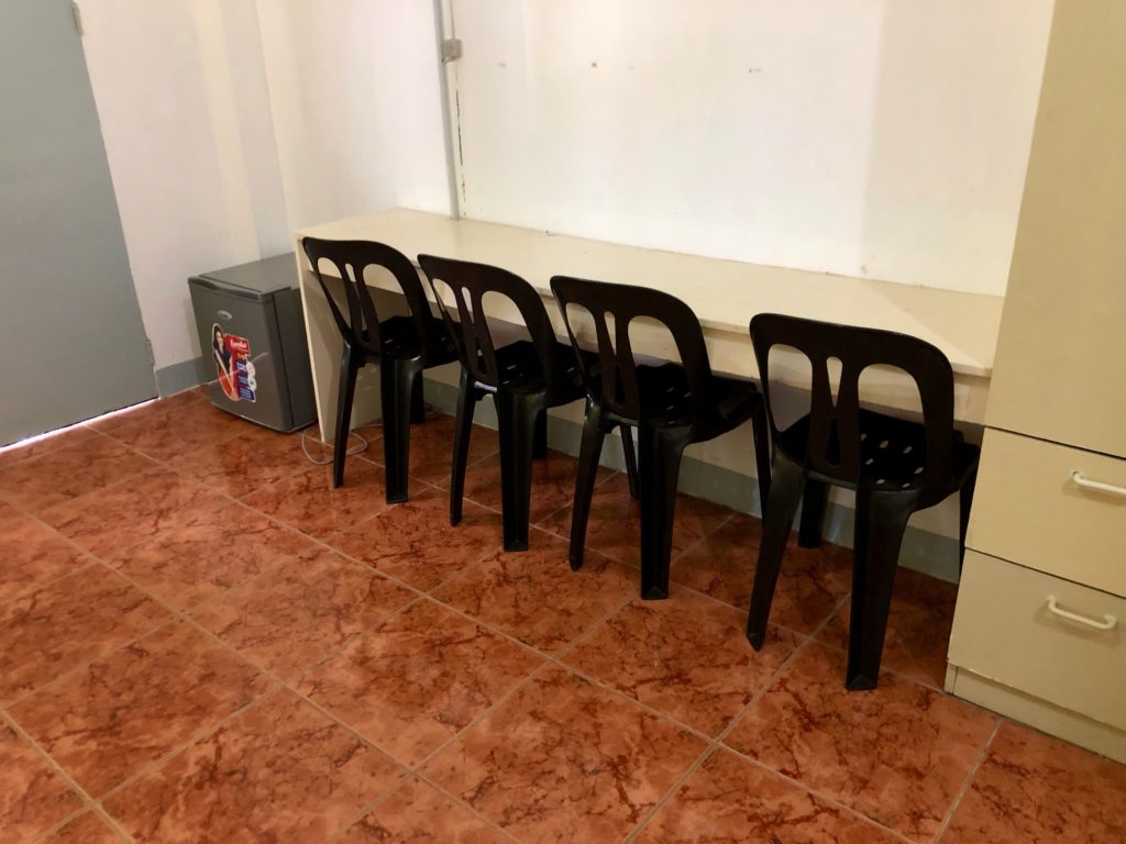 C2UBEC 部屋のデスク