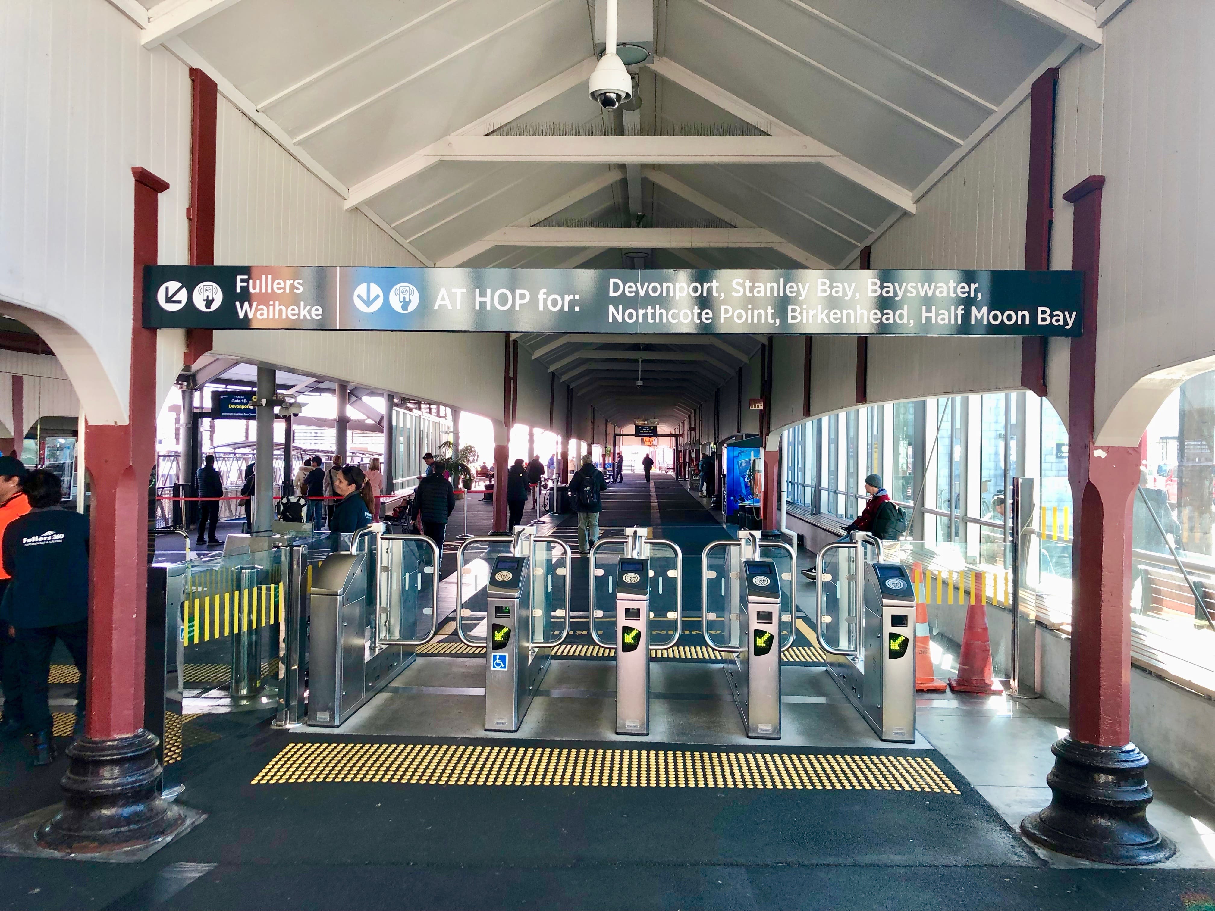 フェリーターミナル改札