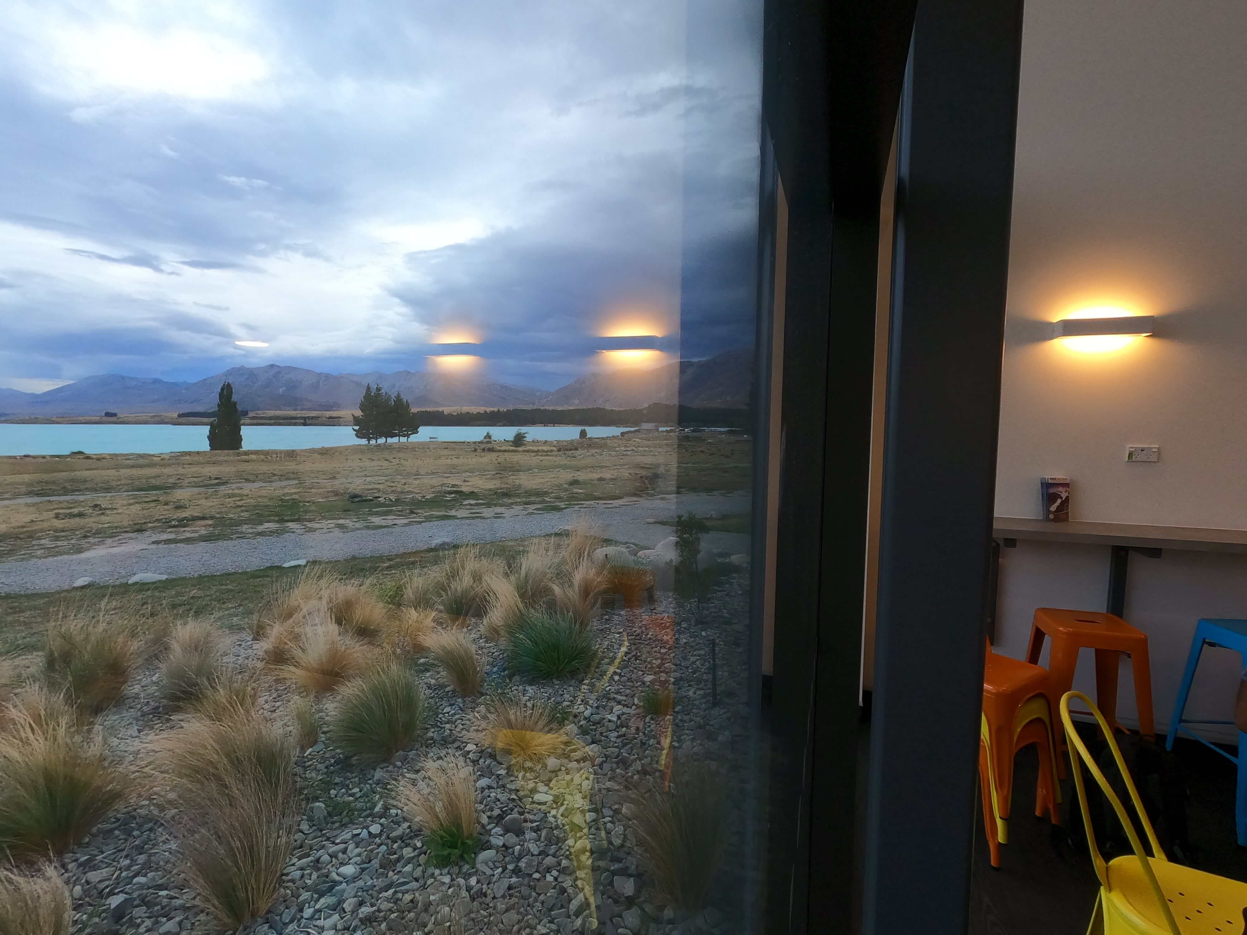 YHA Lake Tekapo 　キッチン& ラウンジからの風景