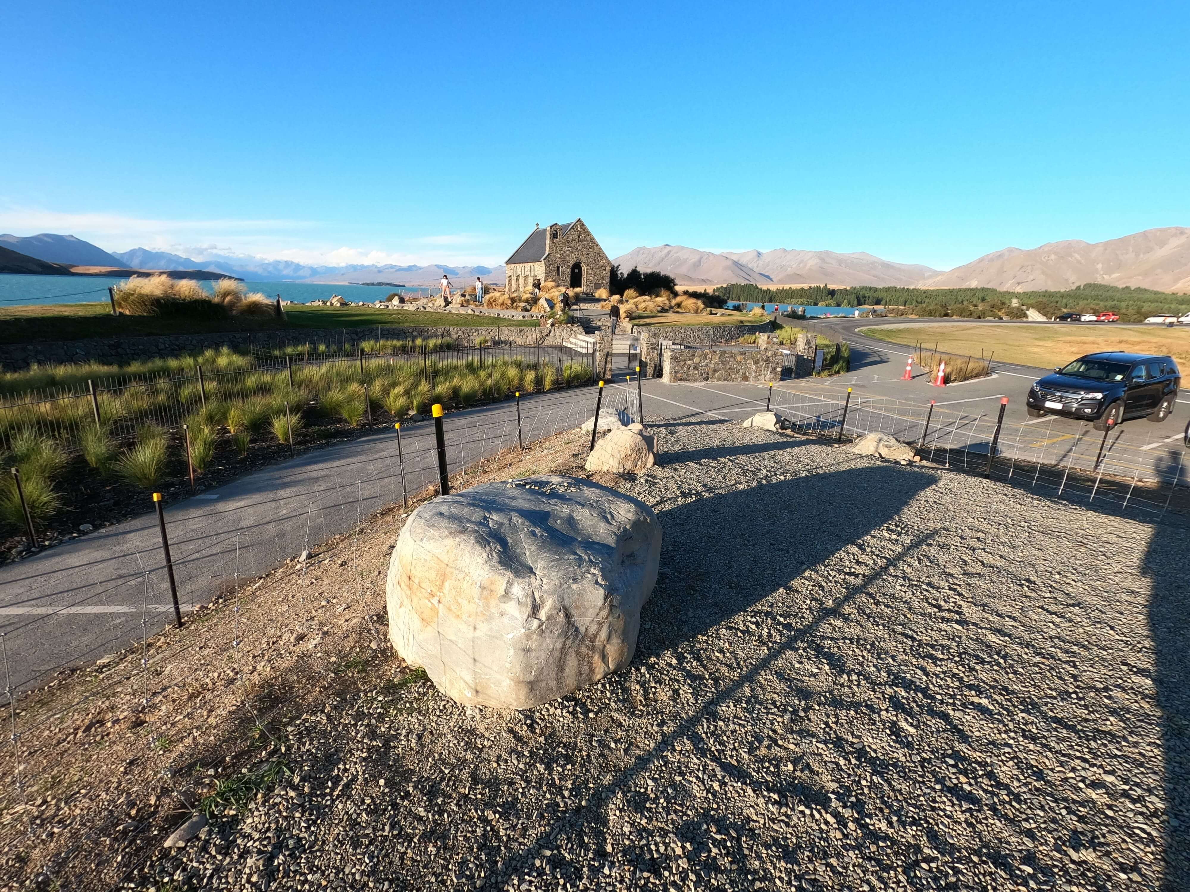 教会近くの岩の写真