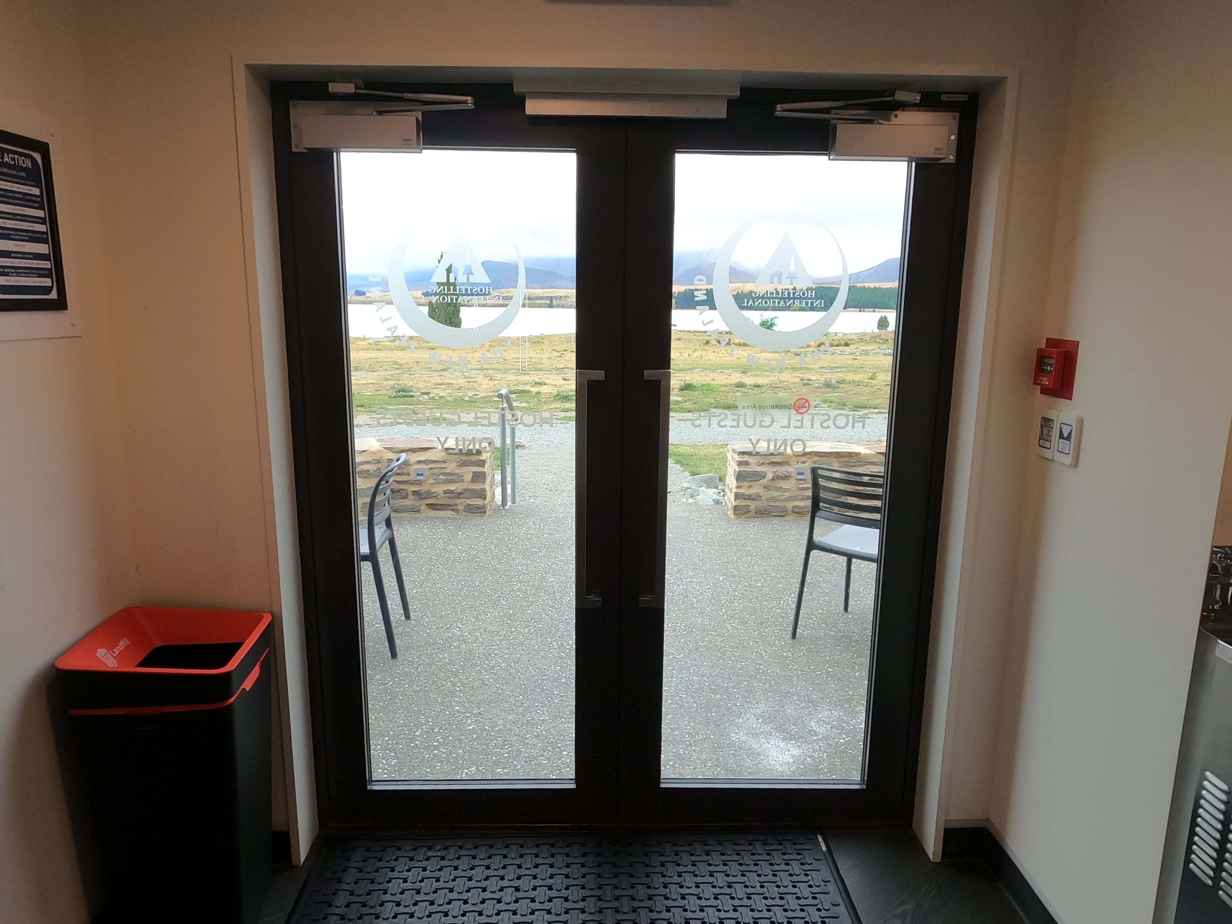 YHA Lake Tekapo　ラウンジからのドア