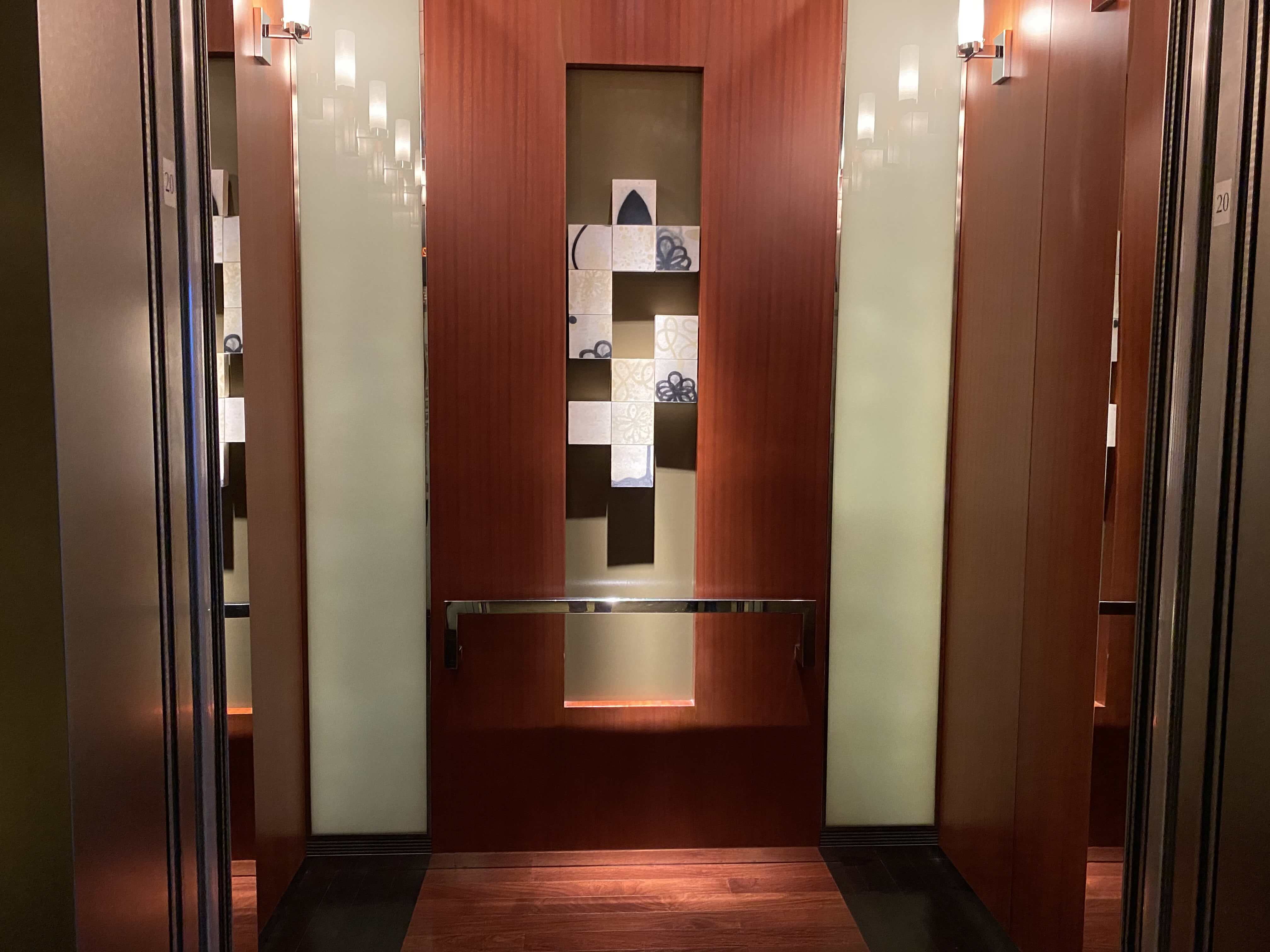 ゲストルームのある廊下/エレベーターフロア