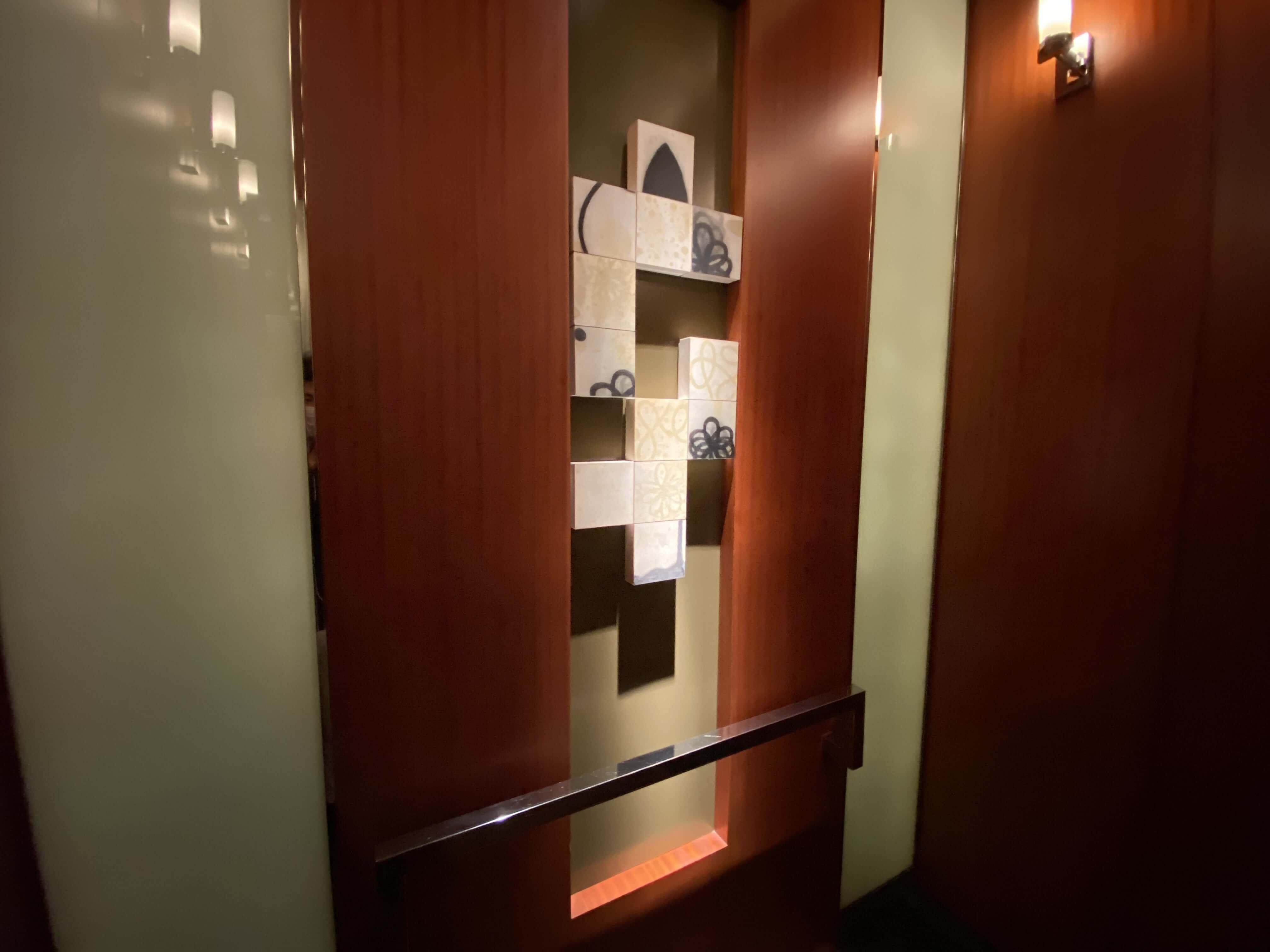 ゲストルームのある廊下/エレベーター