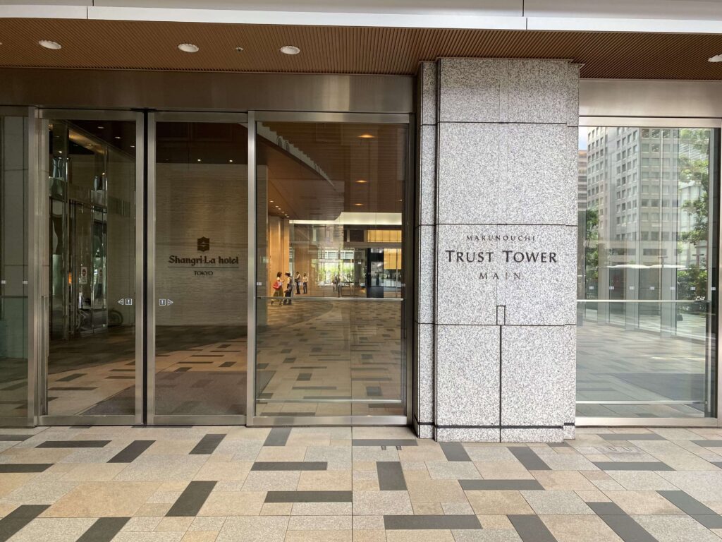 シャングリ・ラ 東京 エントランス前